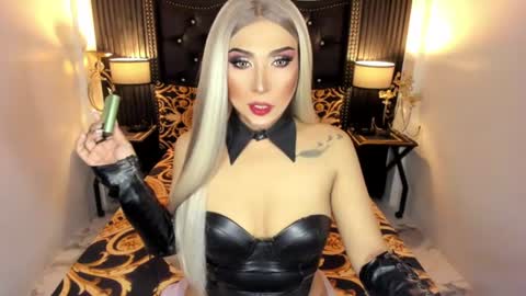 _natashacooper_ online show from June 25, 9:13 am