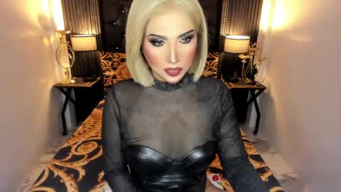 _natashacooper_ online show from June 30, 10:15 am