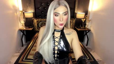 _natashacooper_ online show from July 6, 5:15 pm