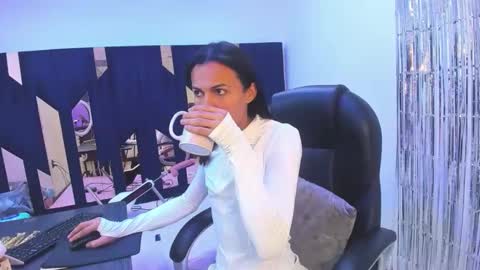 aisha_hotts777 online show from May 6, 3:24 am
