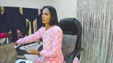 aisha_hotts777 online show from May 7, 3:35 am