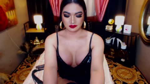 Alura Jhenson online show from May 22, 9:00 pm