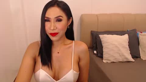 annabanana090690 online show from October 18, 8:07 am