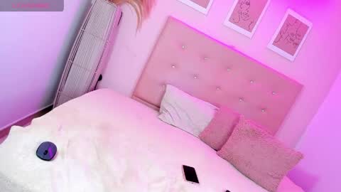 annie_dolce_ online show from May 13, 10:41 pm