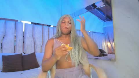 ariana_grande233 online show from May 2, 11:37 am
