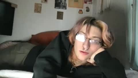 boywithbug online show from March 3, 11:01 pm