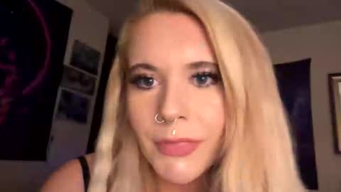 Snapshot of devyn_winter chatting on October 25, 11:00 pm devyn winter online show from October 25, 11:00 pm