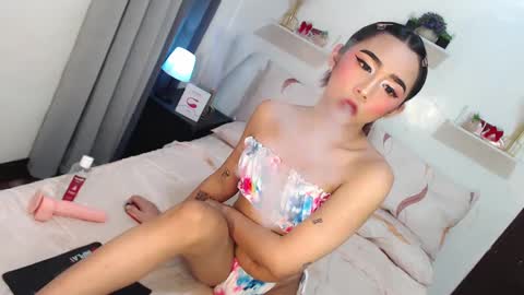 Snapshot of eilleh_loure chatting on February 19, 6:43 pm Eilleh online show from February 19, 6:43 pm