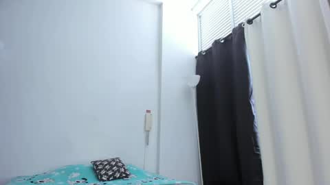 emmaclark_1 online show from May 17, 9:36 pm