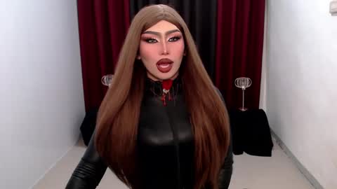 Snapshot of giaxxx01 chatting on February 24, 5:32 am Gia X online show from February 24, 5:32 am