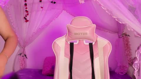Isabella online show from May 4, 1:05 pm