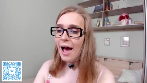 Mia online show from May 25, 2:35 pm