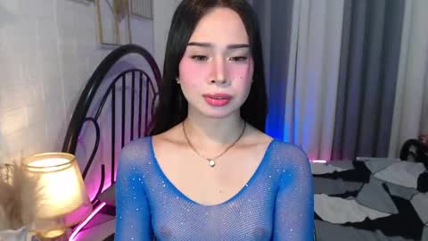 hoelymolly online show from May 18, 5:18 pm