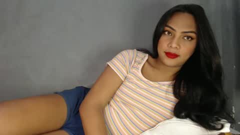 holliescarlet online show from March 12, 12:20 am