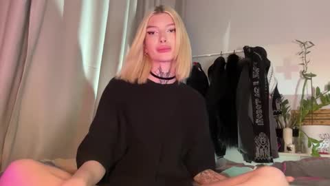 hotchubently online show from October 22, 3:25 pm