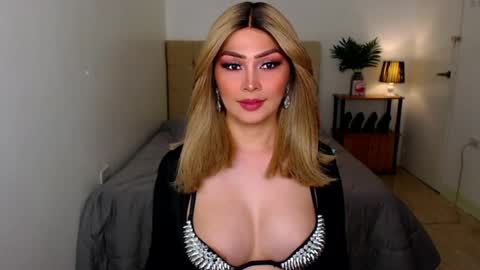 QUEEN SUSSIE BROWN online show from May 3, 6:07 am