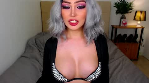 QUEEN SUSSIE BROWN online show from May 10, 6:51 am