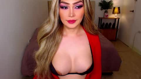 QUEEN SUSSIE BROWN online show from May 21, 8:32 am