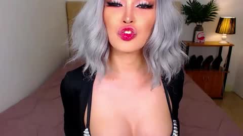 QUEEN SUSSIE BROWN online show from May 29, 4:00 am