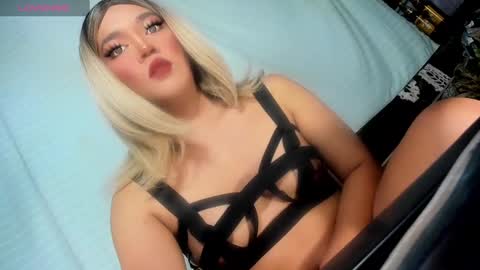 ella may online show from December 8, 4:18 pm