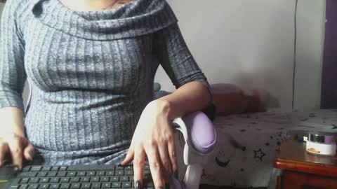 Snapshot of irisbell_ chatting on January 21, 11:45 pm Camilla online show from January 21, 11:45 pm