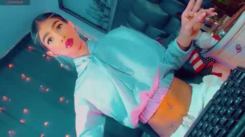 isabellagirs online show from May 6, 9:37 am
