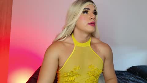 Isabella Hilton online show from May 21, 3:19 pm