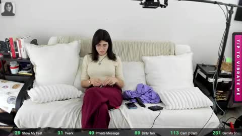 itschloelaurent online show from May 21, 10:28 pm
