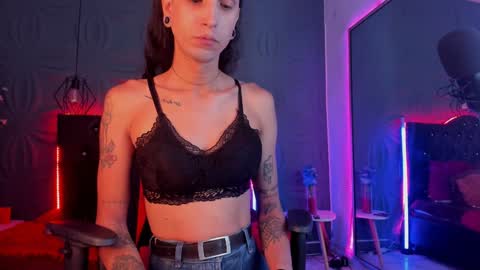 Joa Isaza     online show from January 19, 7:25 am