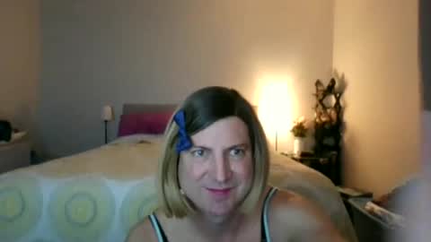 katieutopia online show from November 11, 4:03 am