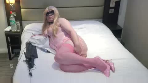 krazeholly42 online show from March 13, 9:41 pm