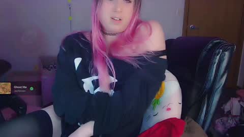 Snapshot of lil_alison_heart chatting on December 8, 2:35 am Lil Alison Heart online show from December 8, 2:35 am