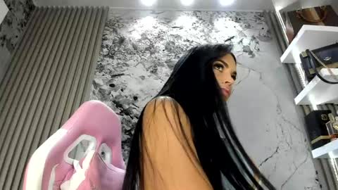 Doll Queen online show from May 21, 6:15 pm
