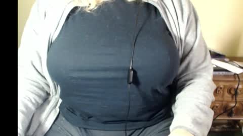 LunoviaXL online show from December 14, 4:02 pm