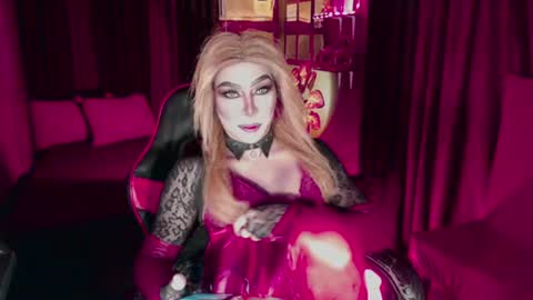 THE QUEEN ALPHA   Queen Medusa Prey online show from July 20, 9:45 am