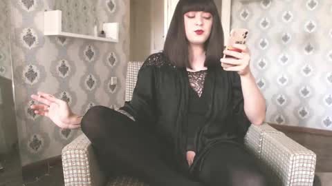 mia_wallase online show from April 28, 3:38 pm