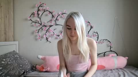 MisaMew online show from May 13, 9:51 am