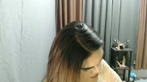 neomi online show from May 11, 3:39 pm