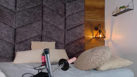 NICKI FOX  online show from January 9, 7:52 pm