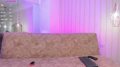 nickiwestt___ online show from May 2, 7:08 pm