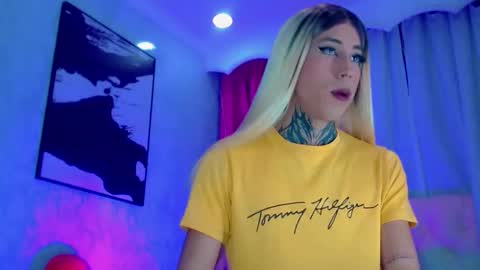 oliviahot01 online show from May 17, 1:05 am