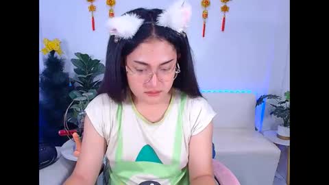 Ploysai online show from May 1, 2:43 pm