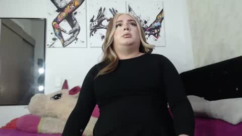 redvelvett22 online show from October 12, 3:31 am