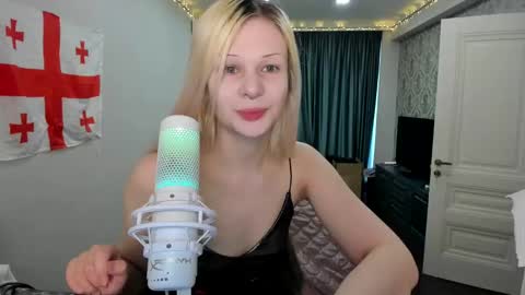 Snapshot of samanthamiasnik1 chatting on February 4, 8:35 am Samantha online show from February 4, 8:35 am