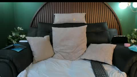 shannel__queen online show from May 23, 9:33 pm