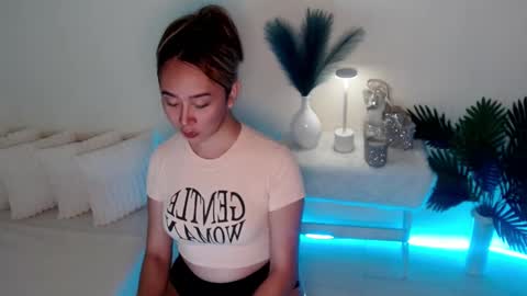 WET AND WILD YHANNA online show from September 19, 11:10 pm