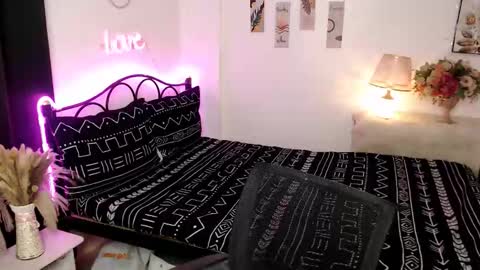 Queen Cyrine online show from December 21, 5:57 am