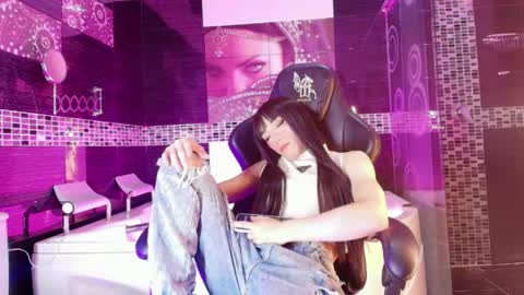 Small Hot19 online show from May 31, 9:51 am