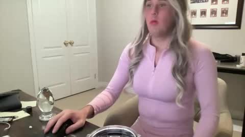 Sissy Isabella online show from May 17, 6:46 am
