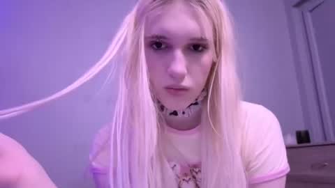 sweetcrystalll online show from June 23, 12:29 am